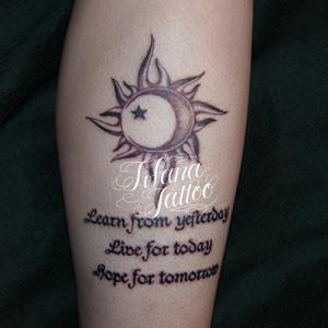 太陽と文字のタトゥー