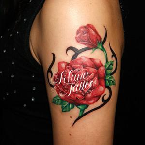 赤い薔薇のタトゥー