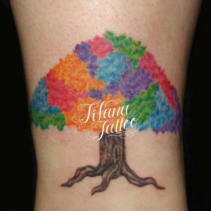 カラフルな樹木のタトゥー