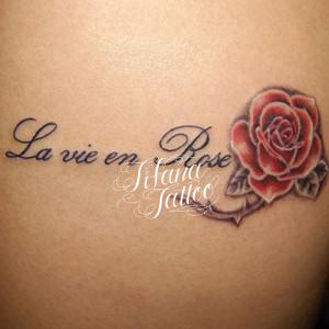 薔薇とフランス語のタトゥー