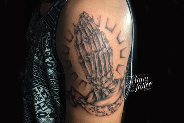 Bone Praying Hands Tattoo | ギャラリー | Tifana Tattoo - 東京