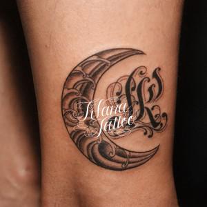 月|イニシャルのタトゥー