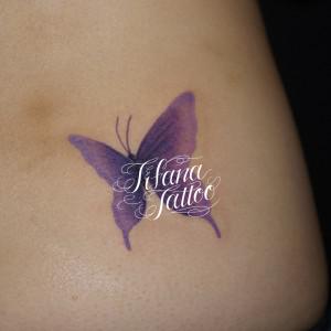 紫色の蝶のタトゥー