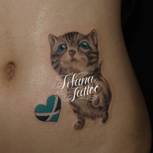 可愛らしい猫のタトゥー