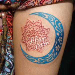 青い月と花柄のタトゥー