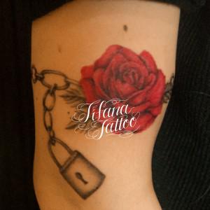 薔薇と南京錠のタトゥー