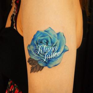 青い薔薇のタトゥー