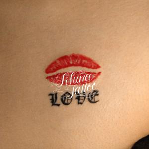 Kissマークと文字のタトゥー
