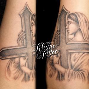 マリア|クロスのタトゥー