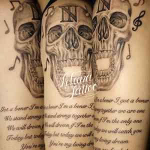 スカルとメッセージのタトゥー