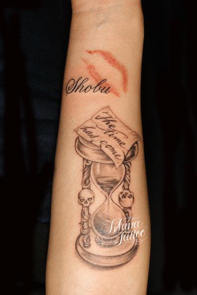 砂時計 文字 キスマークのタトゥー ギャラリー Tifana Tattoo 東京 渋谷のタトゥースタジオ