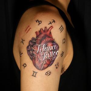 星座の記号と心臓のタトゥー