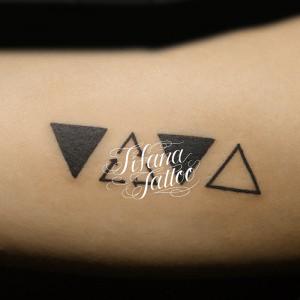 三角形|矢印のタトゥー