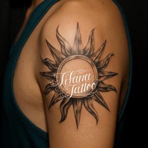 立体的な太陽のタトゥー