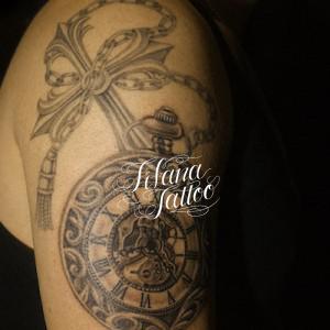 懐中時計とクロスのタトゥー