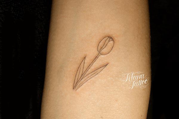 チューリップのワンポイントタトゥー ギャラリー Tifana Tattoo 東京 渋谷のタトゥースタジオ