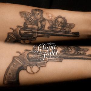 銃と天使のタトゥー
