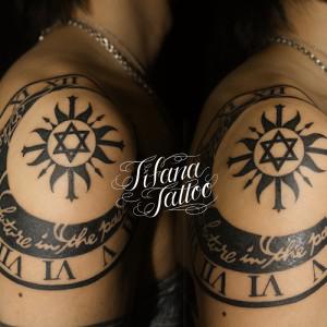時計|月|太陽|六芒星|文字のタトゥー