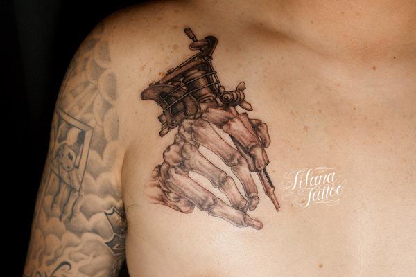タトゥーマシンのタトゥー | ギャラリー | Tifana Tattoo - 東京・渋谷