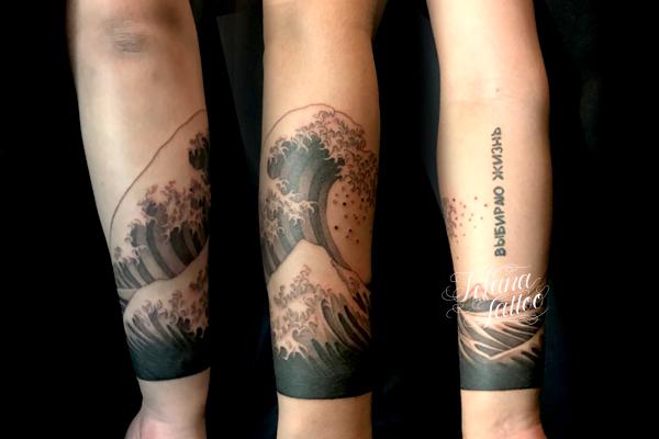 手首に巻いた波のタトゥー ギャラリー Tifana Tattoo 東京 渋谷のタトゥースタジオ