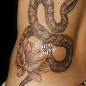 蛇と花のタトゥー