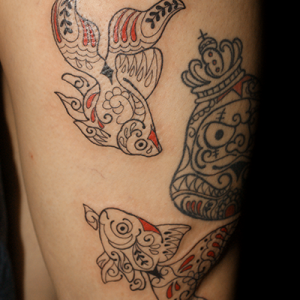 ペイズリー柄の金魚のタトゥー