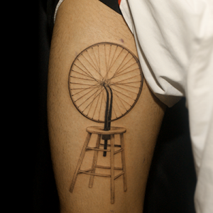 自転車の車輪と椅子のタトゥー