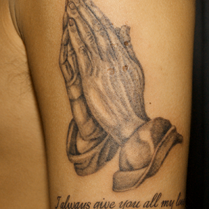 Praying Handsと文字のタトゥー