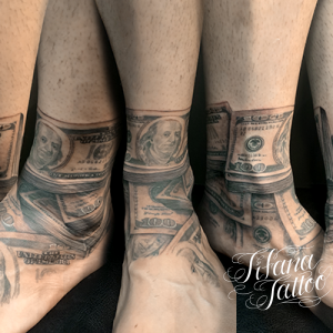 足首に巻きつけたドル紙幣のタトゥー