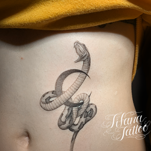 蛇と三日月のファインライン・タトゥー