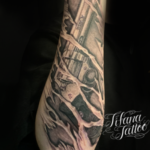 銃のタトゥーデザイン Tifana Tattoo 東京 渋谷のタトゥースタジオ
