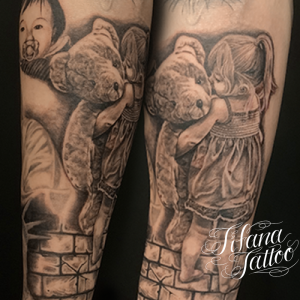 熊のぬいぐるみを抱く少女のタトゥー