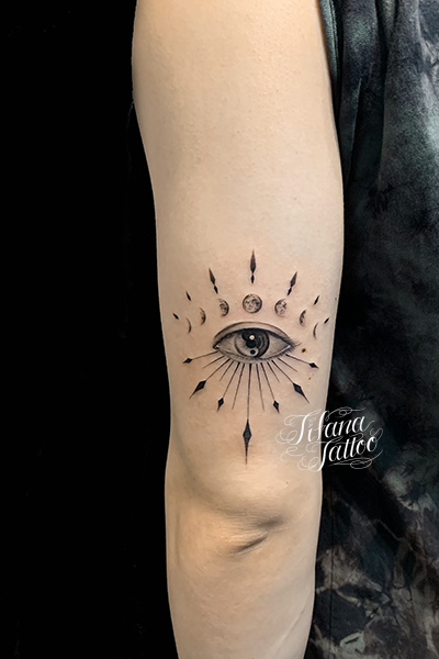 目 月の満ち欠け 幾何学模様のファインライン タトゥー ギャラリー Tifana Tattoo 東京 渋谷のタトゥースタジオ