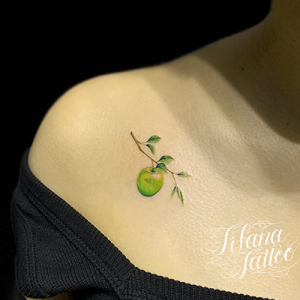 リンゴのタトゥーデザイン Tifana Tattoo 東京 渋谷のタトゥースタジオ