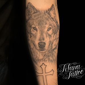 狼|オオカミとクロスのタトゥー