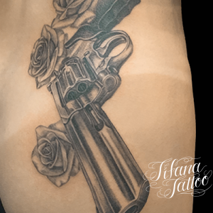 銃|薔薇のタトゥー