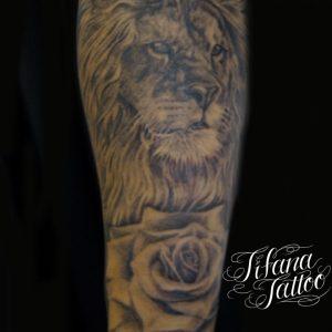 ライオンと薔薇のタトゥー
