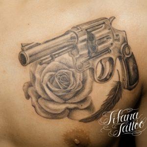 拳銃と薔薇のタトゥー