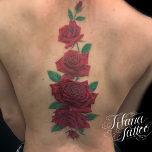 赤い薔薇のタトゥー