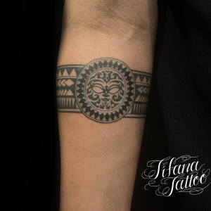 腕一周のサモア系タトゥー