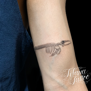シロナガスクジラの骨のタトゥー