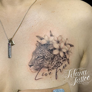 豹とプルメリアのファインライン・タトゥー