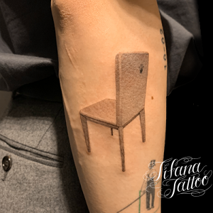 椅子のファインライン・タトゥー
