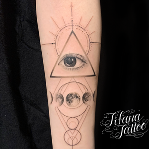 月の満ち欠け|目のジオメトリック・タトゥー