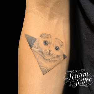 猫と図形のファインライン・タトゥー
