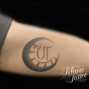 三日月と影文字のタトゥー