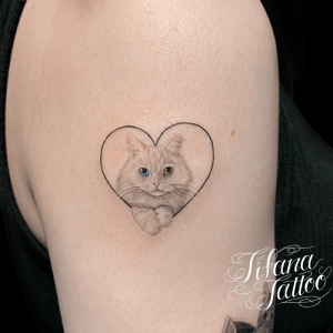 白い猫のファインライン・タトゥー