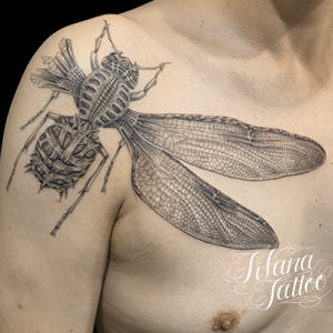 バイオメカ蜂のタトゥー