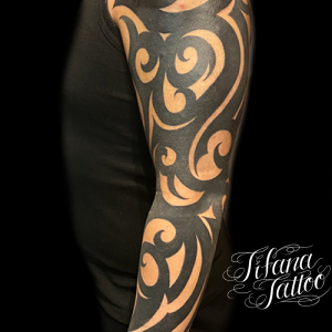 トライバルのフルスリーブ・タトゥー