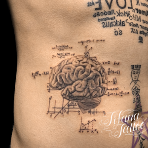脳みそと数式のファインライン・タトゥー